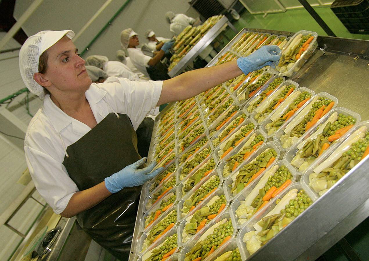 Trabajadora en la fábrica de Aguilar de Elaborados Naturales, en una imagen de archivo/Antonio Díaz Uriel