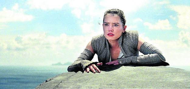 Rey, a su llegada a la isla donde se encuentra con Luke Skywalker en 'Star Wars. Los últimos jedi'. :: Lucasfilm
/