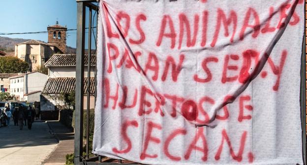 Una pancarta en Ojacastro contra la falta de agua, 'Los animales pasan sed y los huertos se secan'. :: /Javier Albo