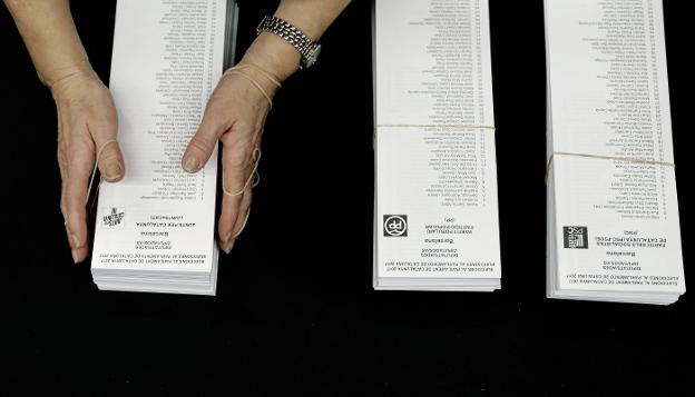 Papeletas de Junts per Catalunya y del PP utilizadas en las elecciones catalanas del jueves. :: Andreu Dalmau / efe
/