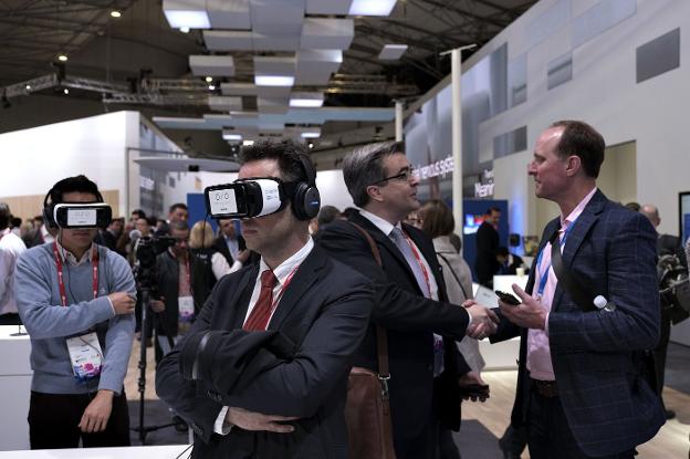 Varios asistentes al último congreso mundial de telefonía (MWC) prueban el uso de gafas de realidad virtual para su trabajo. :: martin benet/