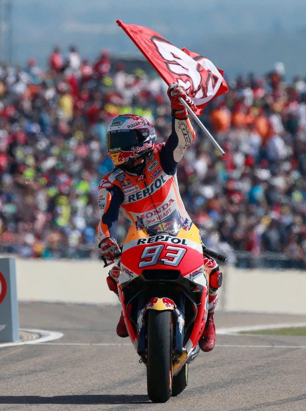 Marc Márquez celebra su victoria conseguida en Alcañiz. :: efe/