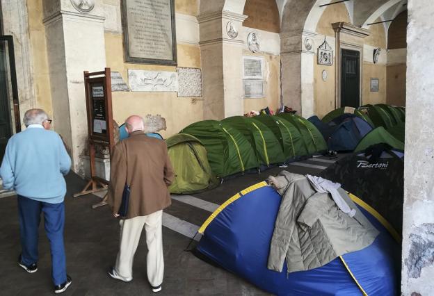 Campamento de refugiados en el pórtico de la Iglesia de los 12 Apóstoles. :: P. ontoso/ FOTOS: