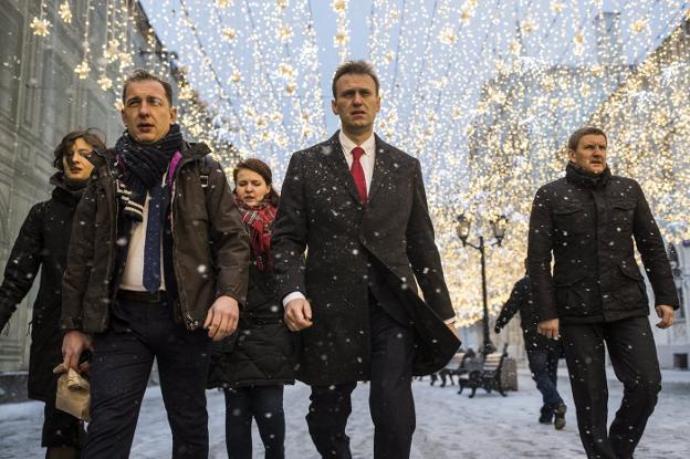 Vetado. Alexéi Navalni (centro), ayer caminando bajo la nieve en una calle de Moscú. :: EVGENY FELDMAN / efe/