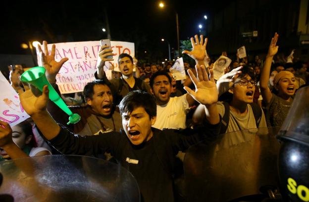 Una de las marchas de protesta que recorren Lima contra el indulto concedido por Kuszynski a Fujimori. :: Guadalupe Pardo / reuters/