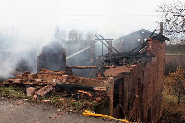 El tejado del edificio de Manjarrés, de adobe y con vigas de madera, se acabó viniendo abajo por la acción de las llamas. :: /Félix Domínguez