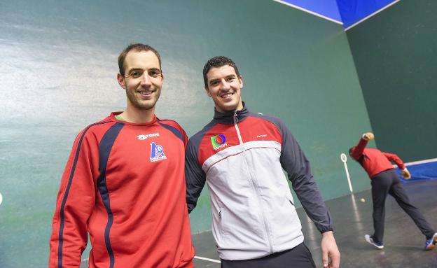 Los dos zagueros riojano, Merino II y Untoria, ayer en Tolosa. :: d.v./