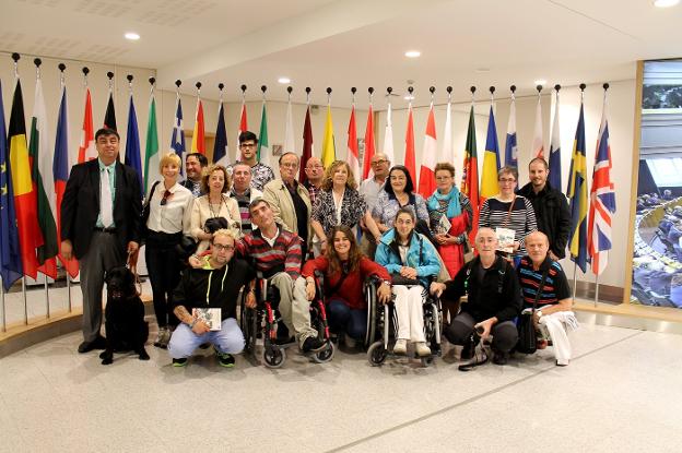 Riojanos con diferentes discapacidades, en el Parlamento Europeo. :: cermi/