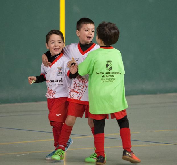 Tres momentos del torneo de ayer, con uno de los partidos del Villegas y dos celebraciones. :: /Antonio Díaz Uriel