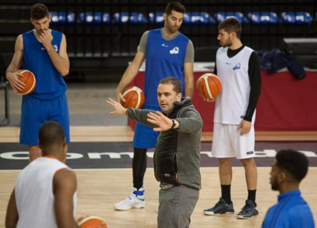 Jenaro Díaz da instrucciones a sus jugadores. :: /Antonio Díaz Uriel