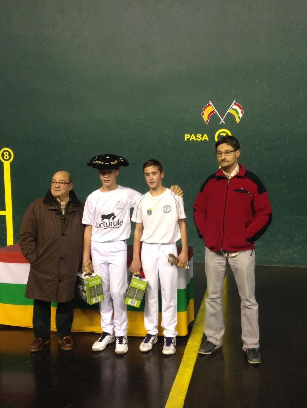 Loza, con la chapela, después de ganar la final del Cuatro y Medio de categoría Infantil. :: l.r./