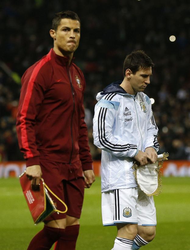 Ronaldo y Messi, en un partido entre Portugal y argentina. :: efe/