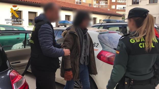 El detenido es trasladado a las dependencias de la Guardia Civil. :: g.c./