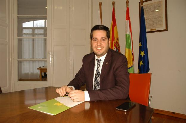 Javier García, alcalde de Arnedo, durante el balance del año 2017 que ofreció ayer en el Palacio de la Baronesa de Arnedo. :: sanda/