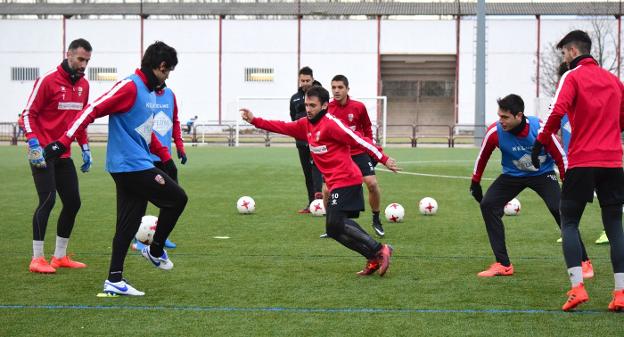Muneta intenta robar el balón en un rondo. :: miguel herreros/