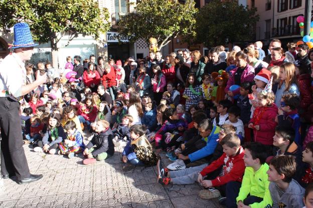 Tras degustar los sucedáneos de las uvas y el cava, los niños najerinos disfrutaron de la magia. :: F. D./