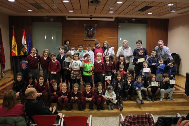Algunos de los niños participantes que recibieron su obsequio. :: e.p./