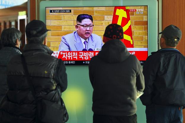 Ciudadanos surcoreanos escuchan el discurso de Kim. :: J. Yeon-Je / afp/