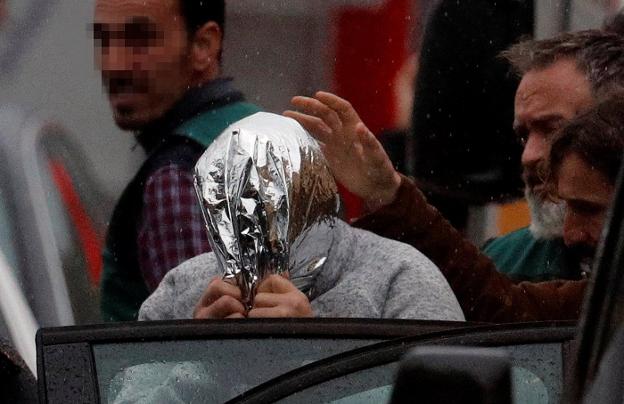 Abuín es trasladado por la Guardia Civil tras el registro de la nave industrial en la que se encontró el cadáver de Diana Quer. :: efe/