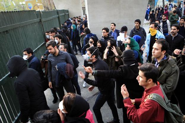 Estudiantes iraníes protestan contra la política de austeridad llevada a cabo por el Gobierno de Rohaní. :: efe/