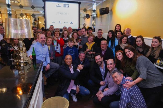 Organizadores, amigos y patrocinadores, en el Casablanca. :: l.r./