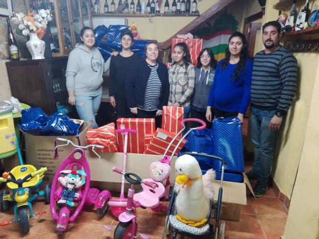 Miembros de la asociación gitana junto a los regalos donados. :: J.L./