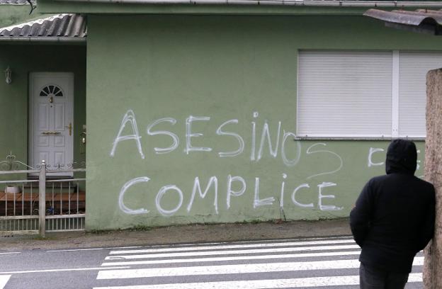 Pintadas aparecidas ayer en la casa familiar de 'el Chicle'. :: Lavandeira jr / efe/