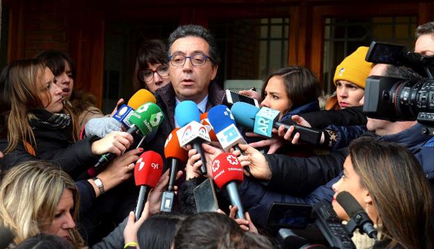 El abogado de la asociación Clara Campoamor, Luis Antonio Calvo, a la salida del juzgado. / P. SANTAMARÍA / EFE