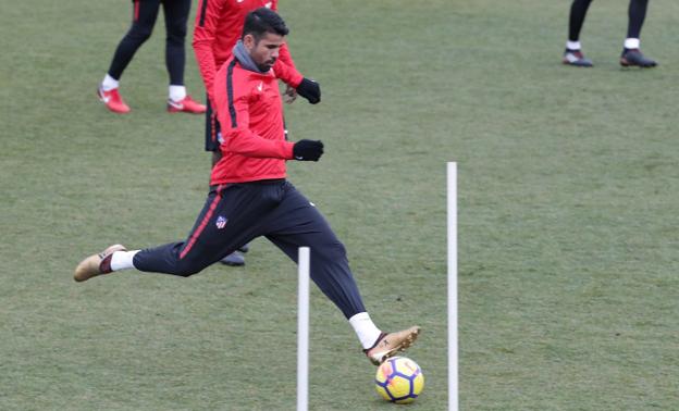 Diego Costa, en el entrenamiento del Atlédtico ayer. :: efe/