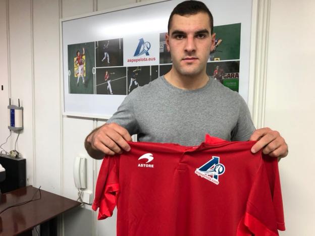 Pedro Ruiz posa con su nueva camiseta en Eibar. :: aspepelota/