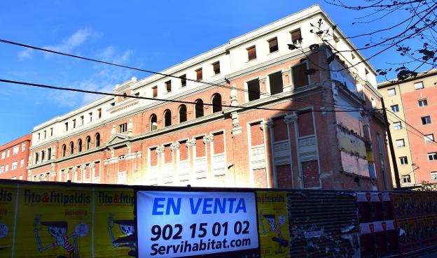 Solar de Maristas de Logroño con el cartel de 'en venta' y el teléfono de Servihabitat, desde donde informan que el activo se gestiona a través del canal de inversores./MIGUEL HERREROS