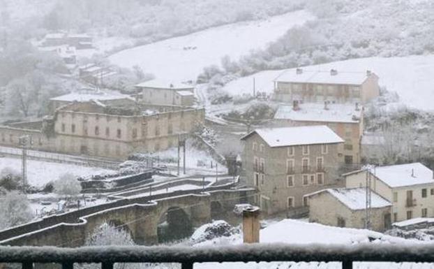 Villoslada de Cameros ha despertado cubierta de nieve este día de Ryes. /Estefanía