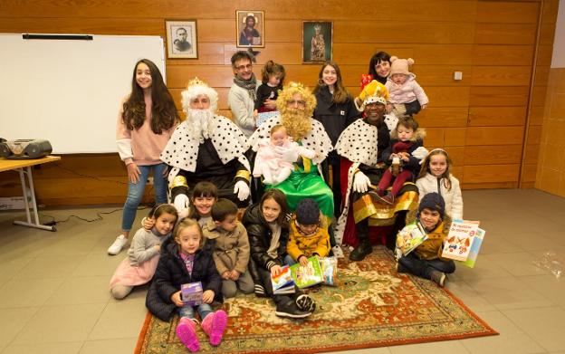 Los Reyes Magos, con los niños y familias de El Cubo. :: sonia terceroLos Reyes Magos se quedaron unas horas más por La Rioja y después de una intensa víspera y de una noche de gran trabajo, aún tuvieron un rato para disfrutar en compañía de los niños de El Cubo. Tras recorrer el barrio en un vehículo, sus majestades acudieron a la parroquia donde les esperaba un grupo de niños. Les entregaron sus regalos, conversaron con ellos y aprovecharon para hacerse fotos antes de despedirse hasta el año próximo y partir de regreso hacia Oriente. /