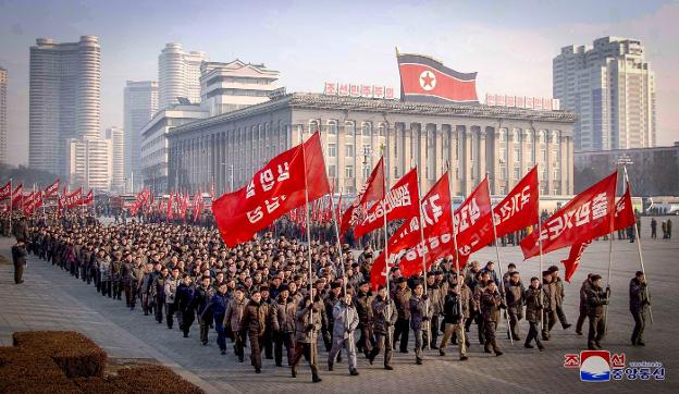Oficiales gubernamentales de Corea del Norte celebran su primer viernes laborable del año. :: reuters/