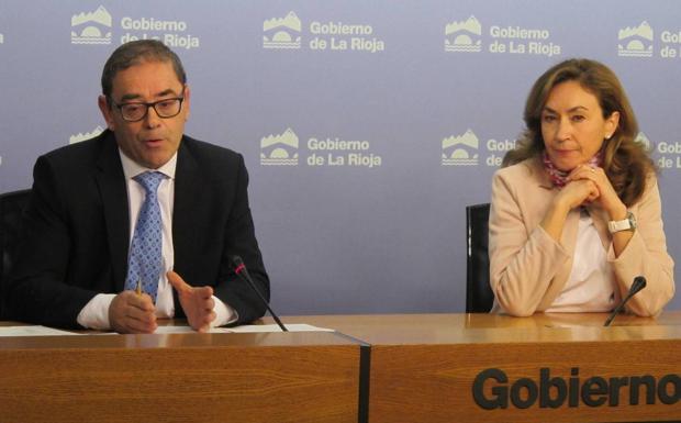 La consejera de Salud, María Martín, y el director del Área de Salud, Jose Miguel Acitores.