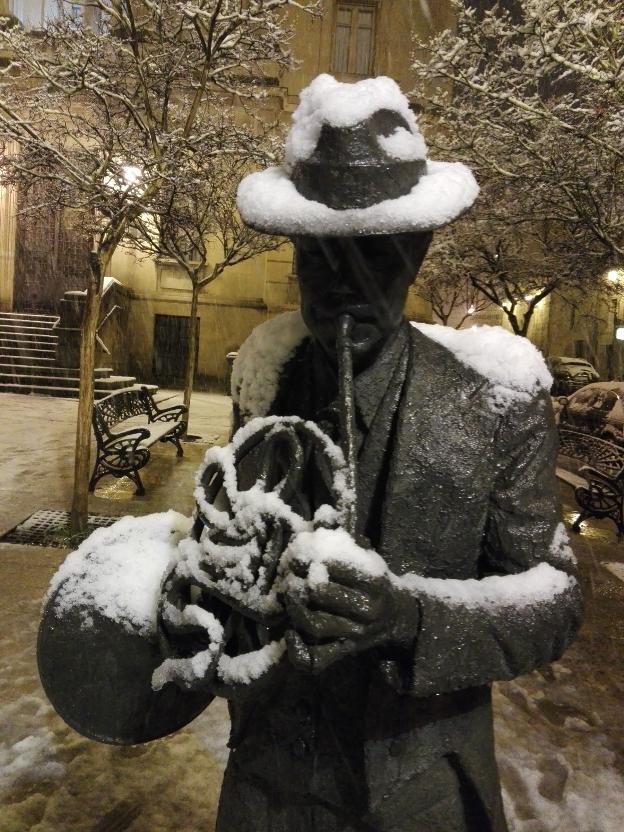 Haro se cubrió de nieve. :: j.l./