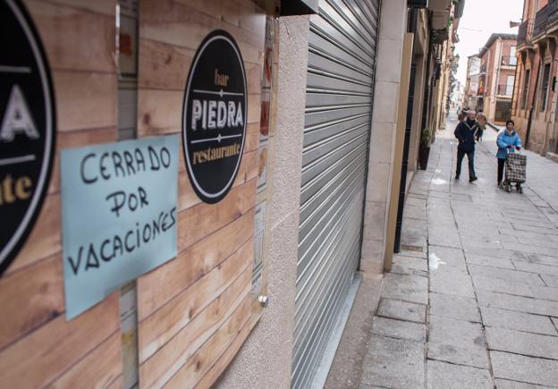 Un establecimiento cerrado en el casco antiguo de la ciudad. :: albo/