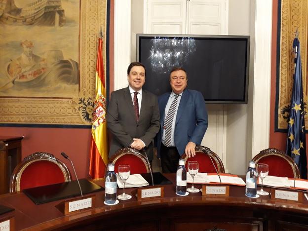 El consejero riojano, en el Senado con Juan Soler-Espiauba. :: L. R.
/