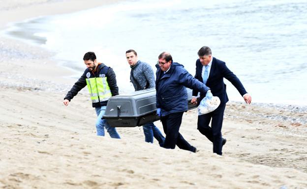 Trasladan el cadáver de la mujer aparecida en la playa./Josele Lanza