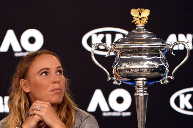 Caroline Wozkiacki mira su trofeo recién conquistado, el primero en Australia. :: efe/
