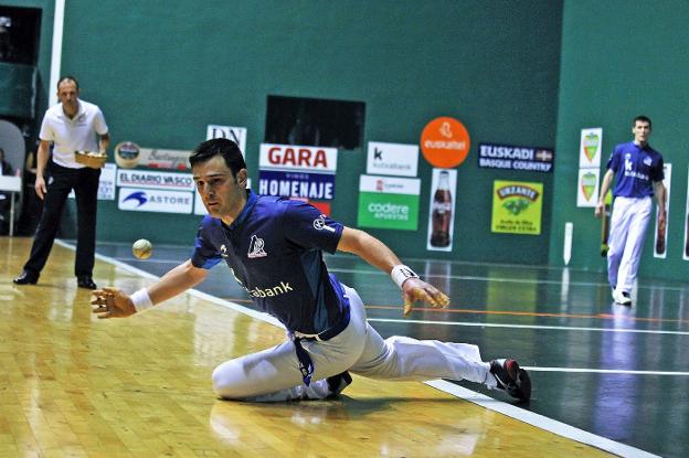 Elezkano II alcanza una
pelota en la contracancha
con su compañero Rezusta
al fondo. :: a. calleja/d.n./