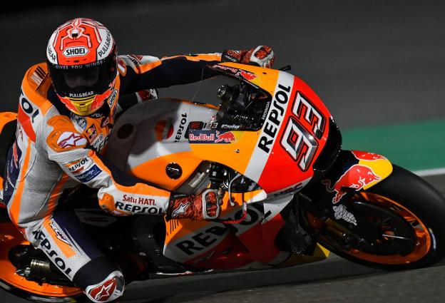 El piloto catalán Marc Márquez rueda a lomos de su Repsol-Honda en la última sesión clasificatoria de ayer en Doha. :: NOUSHAD THEKKAIL / EFE
/
