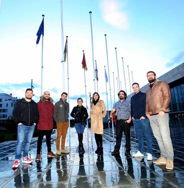 De izquierda a derecha, Álex Vilar, Gerardo Huezo, Nacho Hernando, Laura Toca, Nuria Vega, Eduardo Kuadrado, Daniel García y Gonzalo Soriano, riojanos que han regresado tras una estancia en el extranjero. /JONATHAN HERREROS
