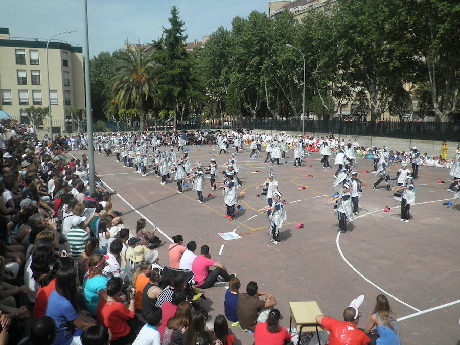 Ejercicios de baile durante las fiestas del colegio La Enseñanza de Logroño. /L.R.