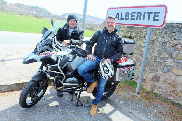 Raúl Espinosa posa con su amigo Juan Vicente y su moto a la salida de Alberite. :: D.M.A./
