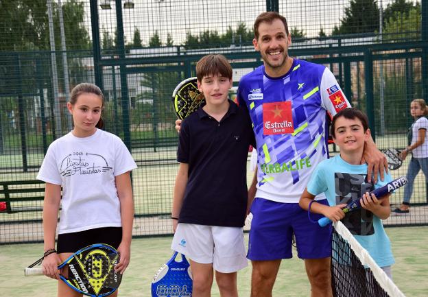 Unos niños, con Juan Martín Díaz, en un clínic celebrado en Logroño. :: L.r./