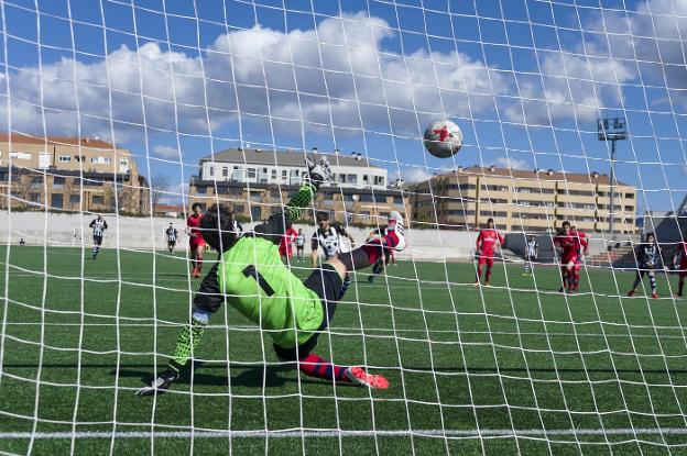 Instante en el que Conde marca el segundo gol, primero de su cuenta, y comienza a resolver el partido. :: donézar/