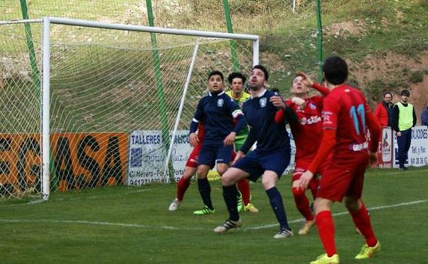 El autor del gol local, Jorge Arnáez, trata de rematar un centro similar al que más tarde supuso el empate. :: F. D./