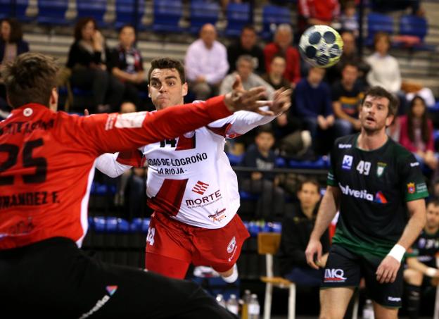 Javi Muñoz, uno de los jugadores con mejores números, bate a Sergey Hernández. :: Juan Marín
/