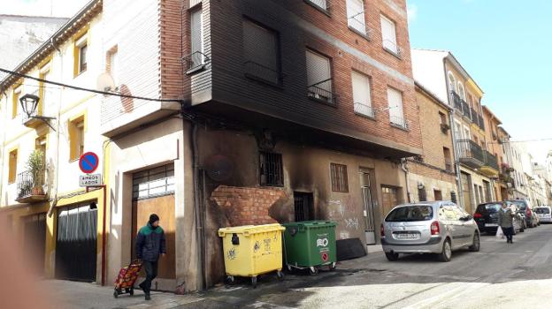 Bajera y fachada del edificio de la calle Pastores dañadas. :: i.á. /